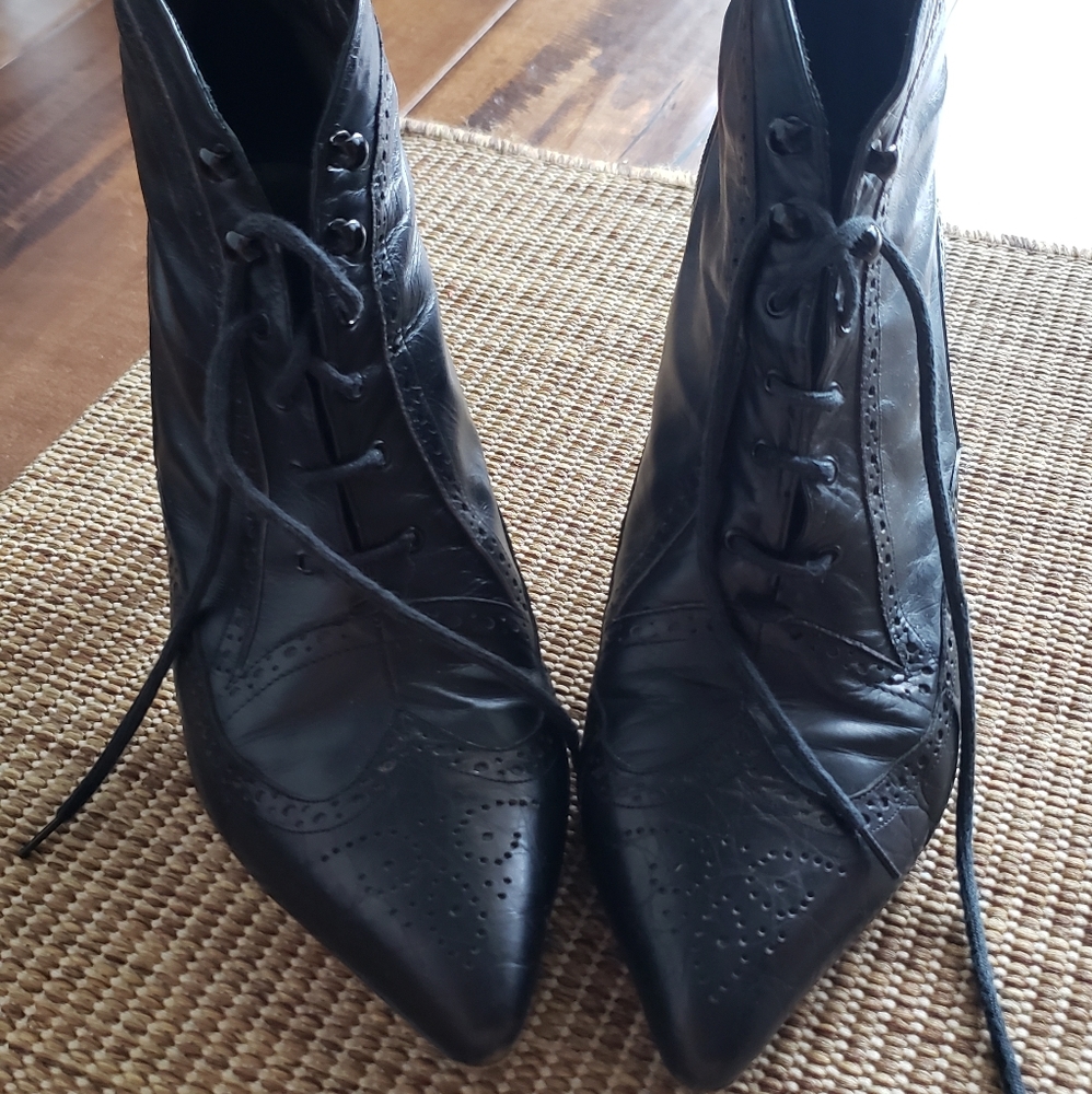 Vintage Peter Fox heel booties laced